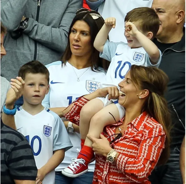 Vợ Rooney cho con nghỉ học để sang Pháp cổ vũ chồng